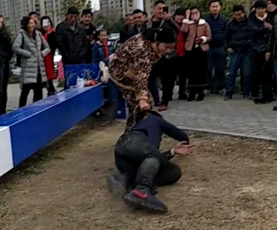 男子只顾着和美女跳舞, 忘了身边的老婆, 接下来的一幕让人傻了眼