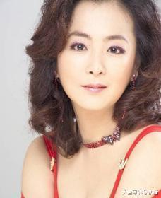 她是原版陆如萍! 曾被初恋家暴, 还为爱跳楼, 50岁承认秘婚10年