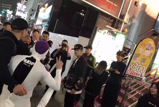 周杰伦扮成加藤现身万圣节, 被万人追着跑, 东京街头上演釜山行