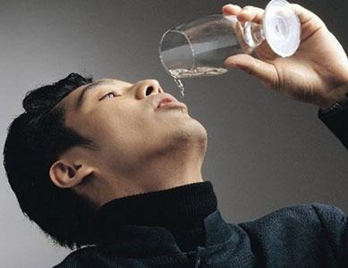 医生提醒: 4种喝酒方式最伤身, 尽早改掉! 谨记3部走, 为肝胃护航