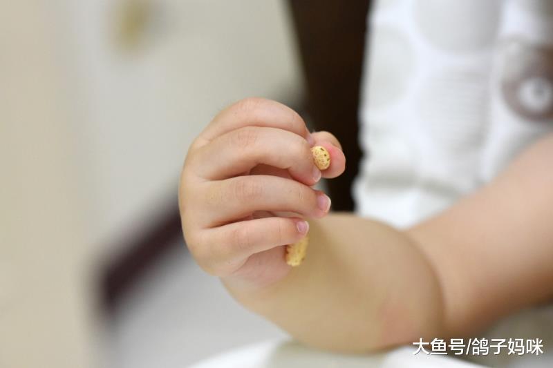 靠吃的本能, 训练出宝宝手指的精细动作