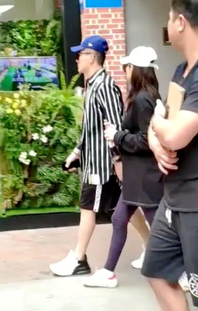 张馨予整个人靠何捷身上, 还当众捏丈夫的脸, 衣着严实疑怀孕