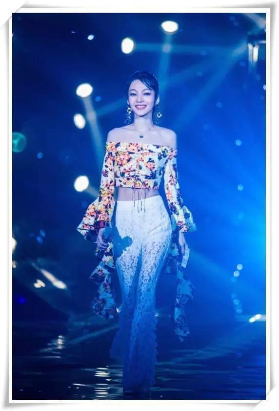 阿Sa35岁, 张韶涵36岁, 两人同穿一条裙子, 差距明显!