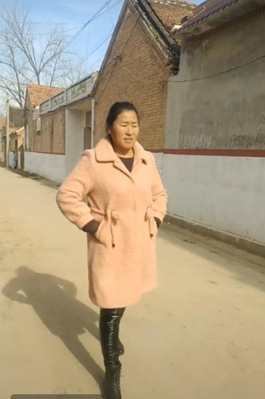 大衣嫂上节目曾穿粉丝买的羽绒服,现在穿皮大衣做饭