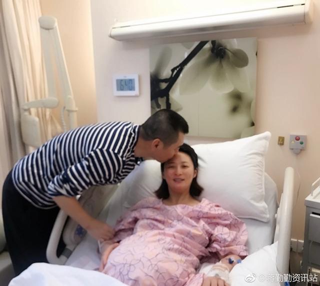 蒋勤勤二胎产子晒脚印照 陈建斌产房外焦急等待