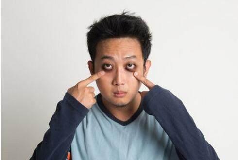 医生提醒: 眼睛有这3个变化, 说明肝脏受损了, 很多人还不知道!