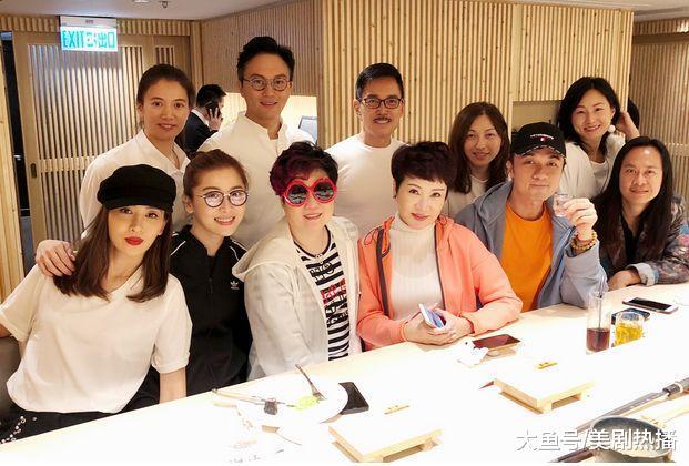 张智霖夫妇与古巨基等好友聚餐, 席间玩这个! 网友: “尺度”太大