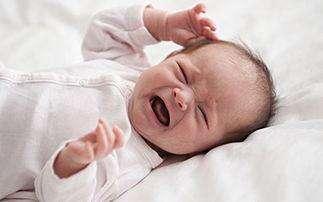 宝宝6个月变植物人, 只因哭闹时妈妈做了这事, 好多家长都这么做