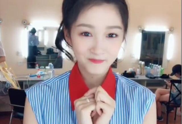 关晓彤自拍美颜过度, 鼻子消失一半? 网友: 戒指最抢镜
