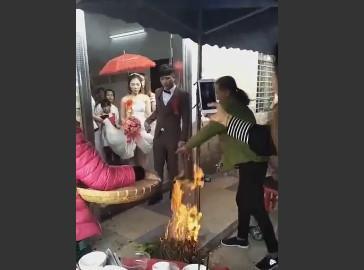 这么大的火, 你让我怎么办? 网友: 姑娘回家吧!