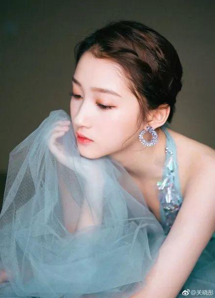 关晓彤总算穿对了! 这次红毯造型终于被认可, 卖家秀实力上线
