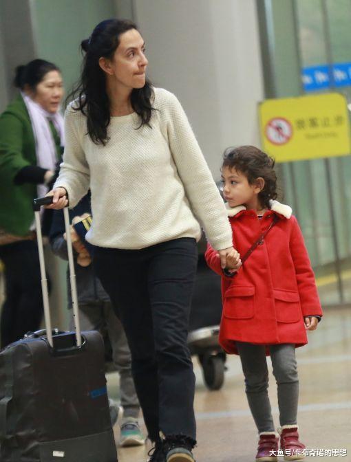 刘烨37岁老婆带儿女外出被拍, 网友表示: 外国人太不经老了