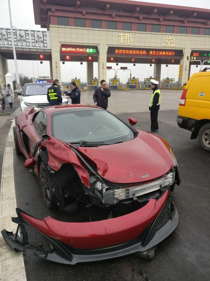男子驾驶300多万的跑车去上牌, 一脚油门下去损失百万! 网友: 有钱就是任性