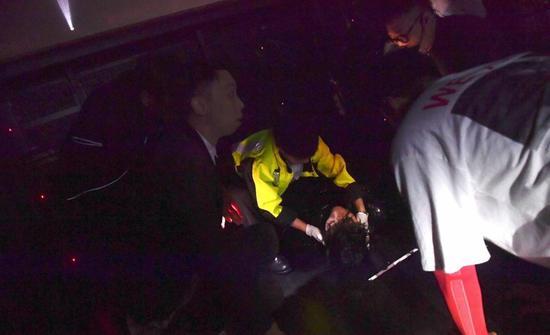 古巨基演唱会上不慎跌落舞台中心大窟窿, 十分钟后重返舞台