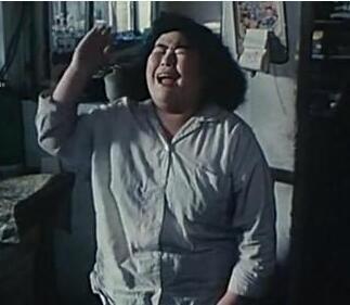 她曾是泥瓦工, 后成喜剧片黄金女配, 遭前男友骗财, 至今仍单身