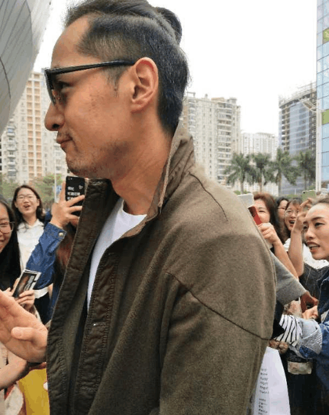 胡歌扎小辫现身, 心形发际线成亮点, 满脸痘印仍被大妈疯狂追捧