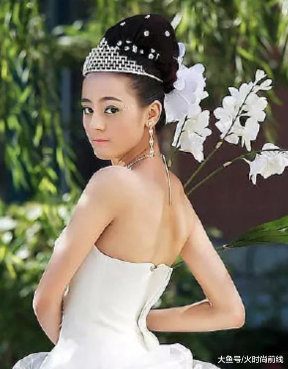 迪丽热巴早年青涩照曝光,妆容夸张堪比杨颖,网友:简直