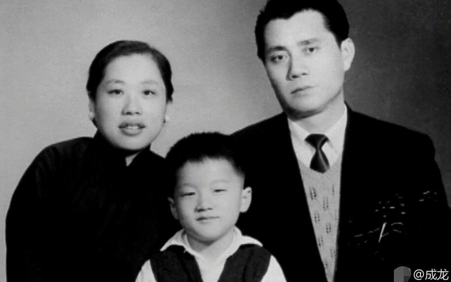 成龙六一晒儿时旧照 分享新歌感慨青春岁月