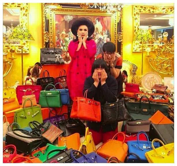 泰国母子二人高调炫富, 奇葩造型却引来网友一片赞叹