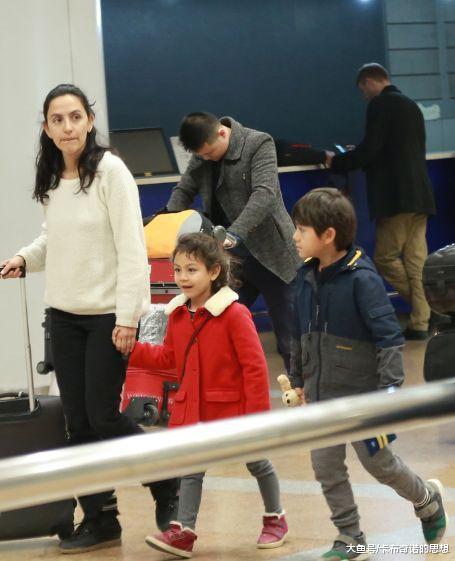 刘烨37岁老婆带儿女外出被拍, 网友表示: 外国人太不经老了
