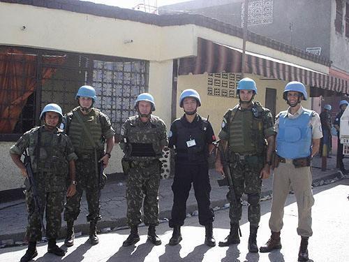 男子挖到一箱黄金兴奋不已, 引来了警察, 男子直接在地上打滚痛骂