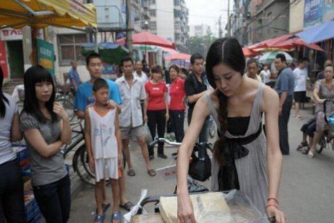 美女在街上推车卖豆腐, 看见他车前挂的牌子居民议论纷纷