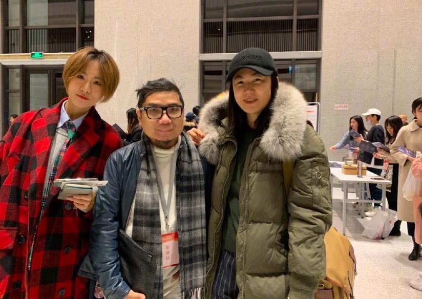 窦唯前妻高原近照曝光:带女儿窦佳嫄罕见出镜,肤白貌美气质佳