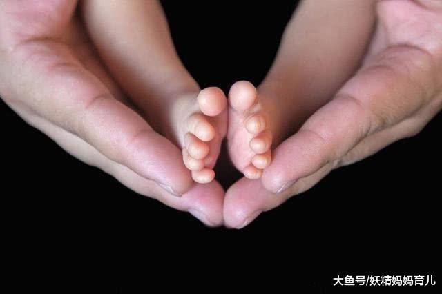 为什么新生儿都是攥着小拳头? 为晒娃, 强掰可以吗? 医生说NO