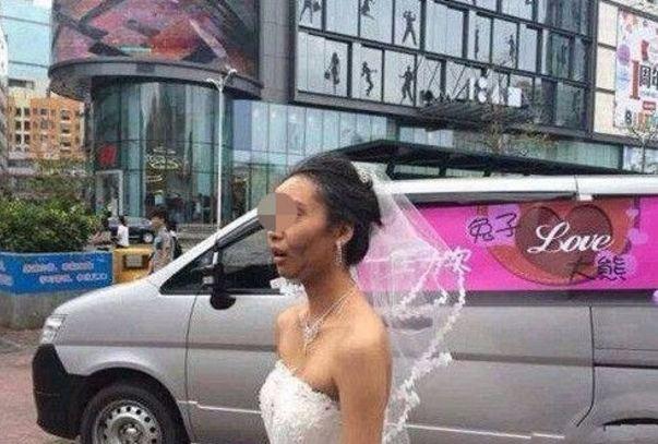 女子为了给新郎一个惊喜把自己打扮成这样, 结果新郎来后尴尬了
