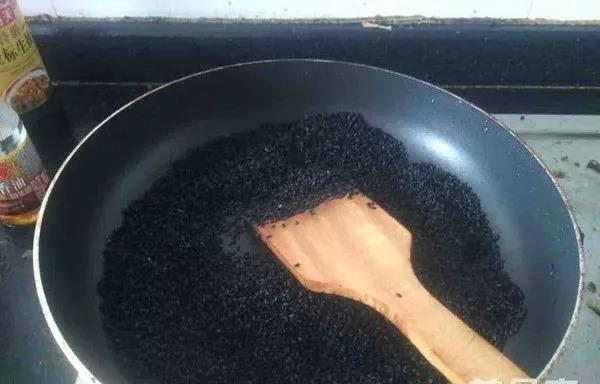 盆里撒上1斤它, 绿萝3天胖1圈, 叶子肥得要冒油!