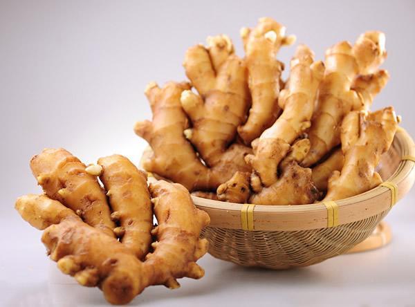他三伏天连续用生姜泡脚, 7天后身体有奇怪的变化!