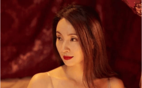 她为他9次拒绝富豪求婚, 退出娱乐圈后被丈夫宠成宝!