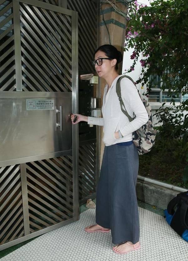 吴绮莉独自返家神情落寞 再被问小龙女只说了7个字