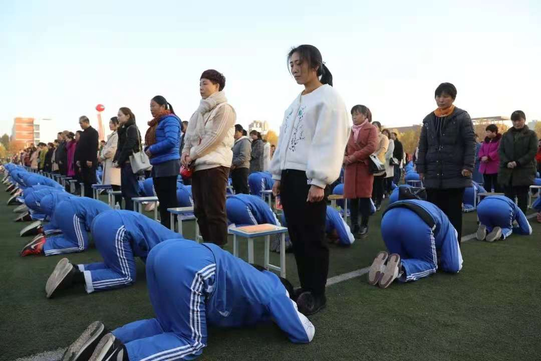 感恩教育也需要适当的仪式感, 子女叩拜父母难道很过分吗?