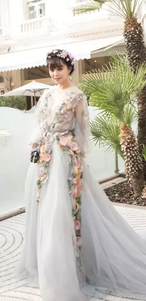 范冰冰8年前的红毯未P照, 简直美到肝颤, 旁边张东健连手都不敢碰