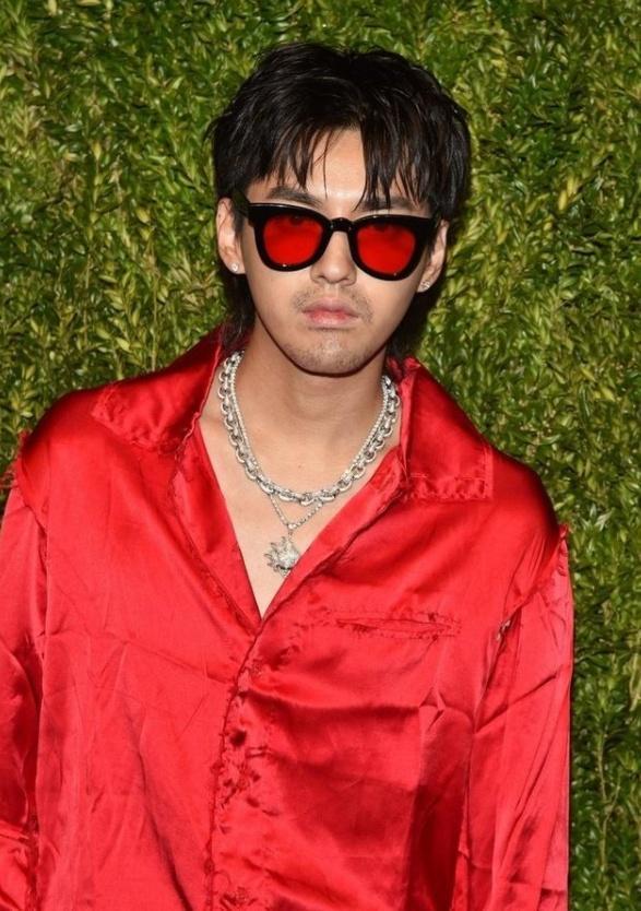 吴亦凡新造型曝光, 金色长发垂肩, 粉丝狂赞简直就是“人间仙子”