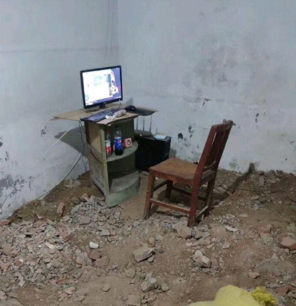 我的电脑桌，求超越… ​​​​