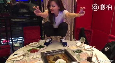 张靓颖穿着鞋子, 直接蹲在火锅桌上唱歌被批素质低