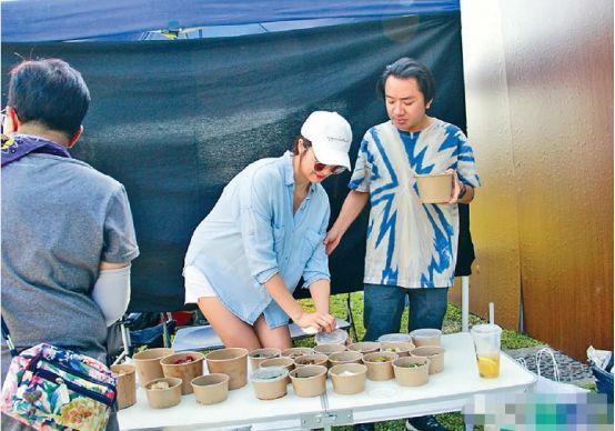 李亚男挺孕肚探班王祖蓝, 贴心送牛肉面闪瞎众人