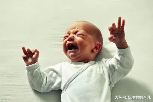 宝宝边吃奶边拉是病了吗? 关于臭臭, 妈妈最关心的5个问题