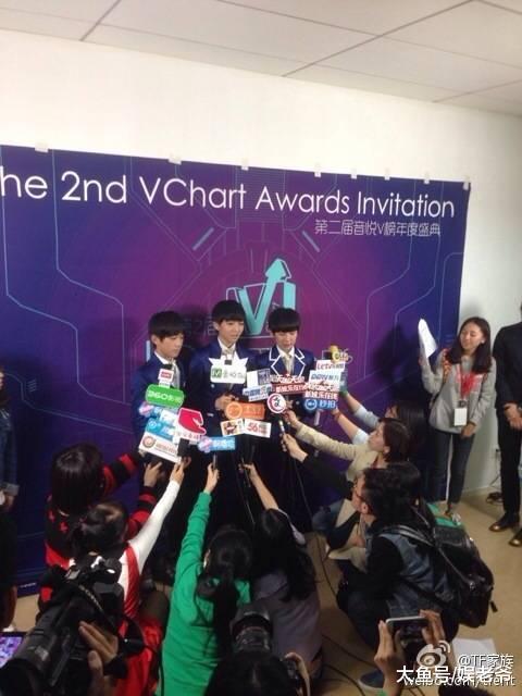 王源不愧是“重庆第一刚哥”, 晒八块腹肌狂撩粉