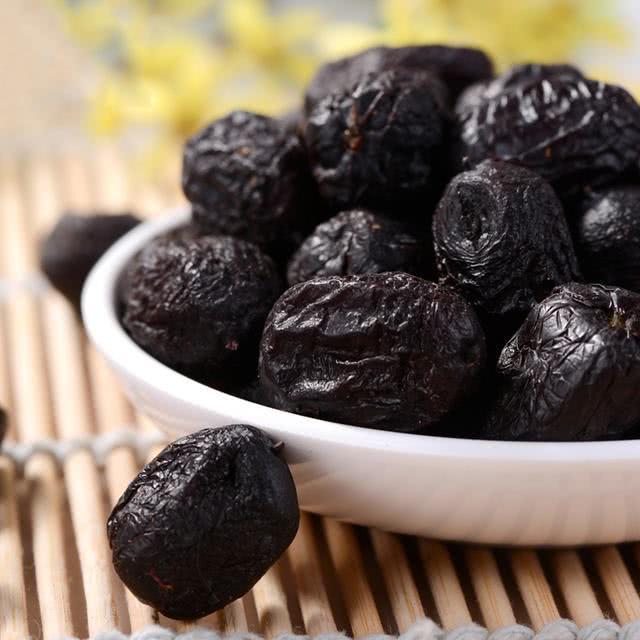 长了白头发不用急, 多吃这几种“养发”食物, 黑发悄悄长回来!