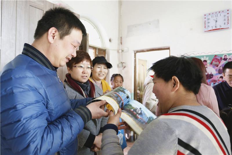 谁看谁流泪陪孤儿院的残疾孩子一起过年