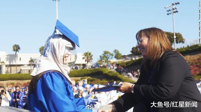 不能出现在阳光下的女孩  冒着生命危险参加毕业典礼