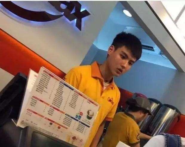 遗落民间的明星脸在干嘛? 吴亦凡卖奶茶Baby搬砖, 彭于晏却在要饭