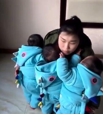 三胞胎宝宝一起要妈妈抱, 妈妈使出洪荒之力