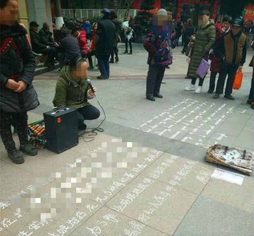 一女子街头乞讨, 当看到地上写的字时路人纷纷称赞女子并慷慨解囊
