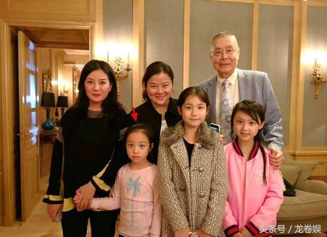 赵薇摆豪华家宴, 8岁女儿曝光, 眼睛不是一般的大!