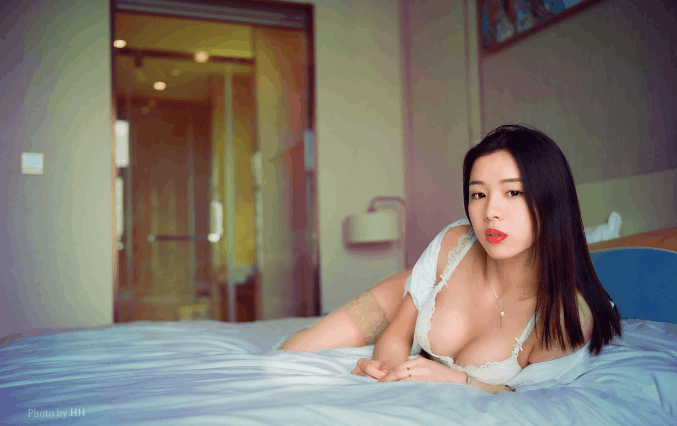 如果一个女人想跟你“发生关系”了, 多半会有这3个举动, 很频繁!