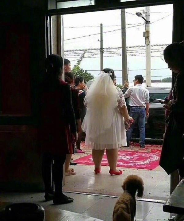 新郎迟迟没见来接，新娘有点担心